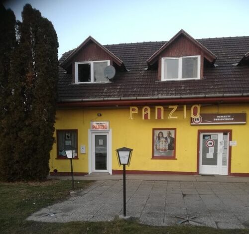 Fekete Macska Panzió Tata 