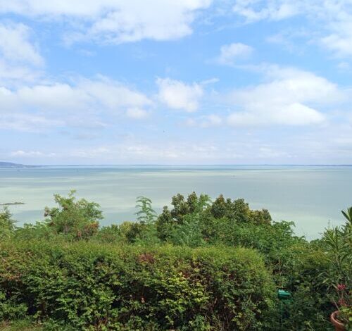 Ház a szikla peremén Tihany  