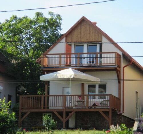 Laura Apartmanház Révfülöp 