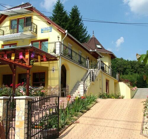 Nefelejcs Fagyizó és Apartmanház Kistolmács 