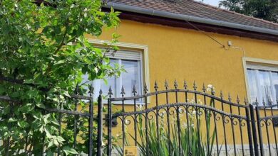 Sárga Ház A Kék Úton Becske 