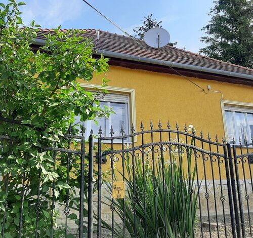 Sárga Ház A Kék Úton Becske 