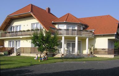 Szalóky Apartmanház Gyenesdiás 