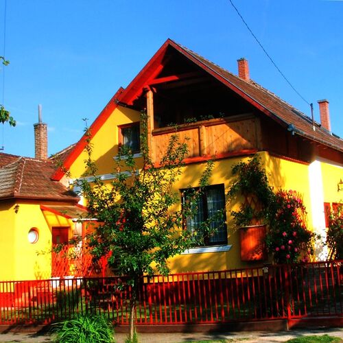 Flóra-Gyöngy Apartmanok Balatonboglár